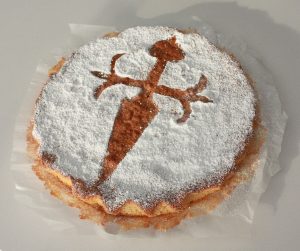 Tarta de Santiago(dolce alle mandorle con sopra una croce di zucchero a velo)