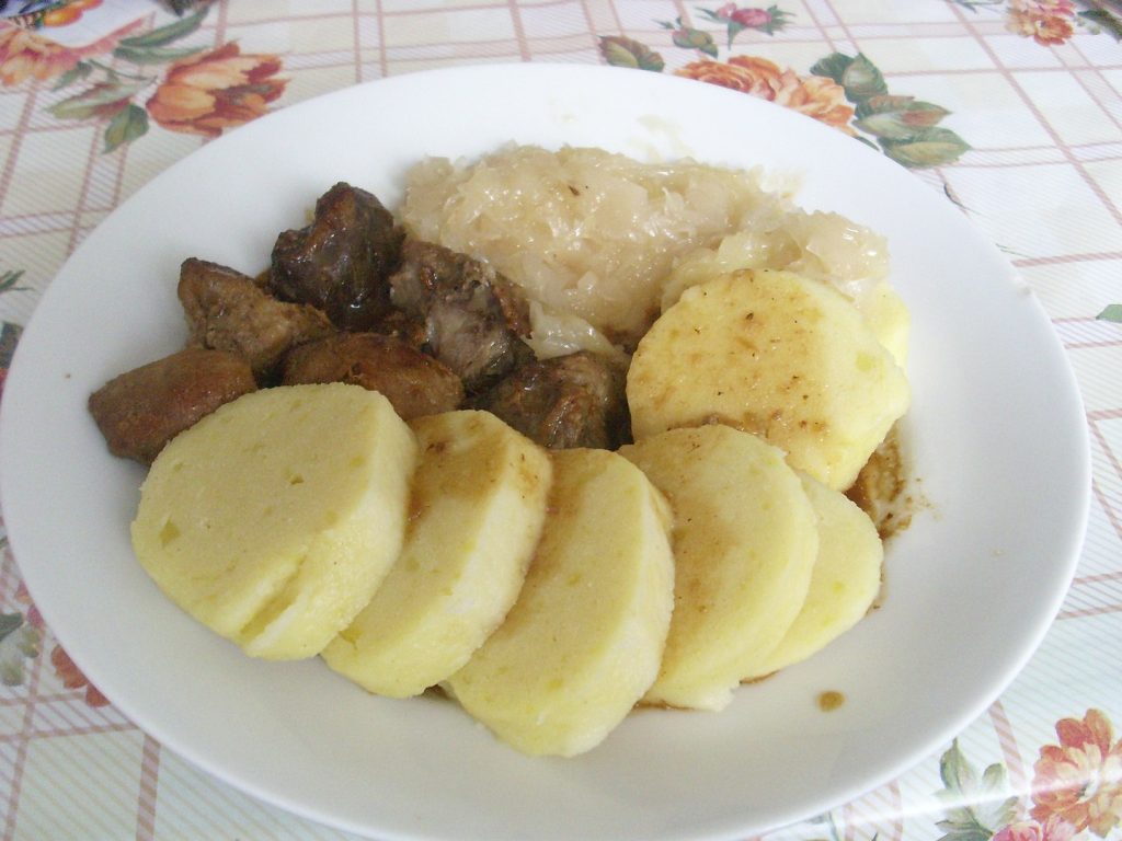 Vepřoknedlozelo (carne di maiale cotta arrosto sullo spiedo e servita con canederli e crauti)