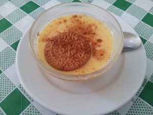 Natillas caseras con galletas (una sorta di budino alla vaniglia con sopra un biscotto)