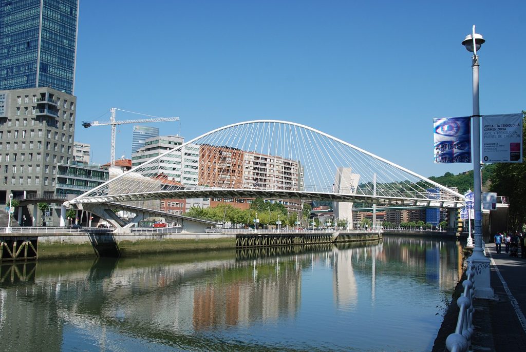 Ponte Zubi Zuri, “ponte bianco”, di Santiago Calatrava a Bilbao, Spagna