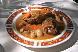 Rabo de toro (coda di toro servita con gustoso sughetto)