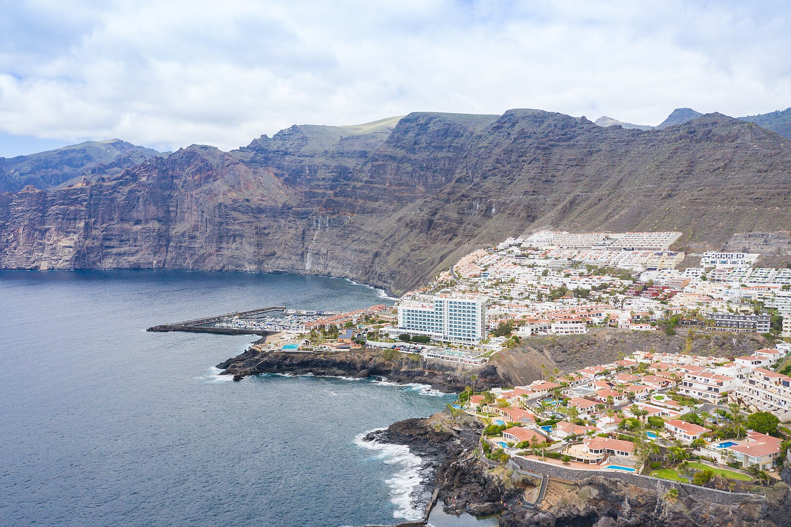 Veduta aerea della ripida costa di Los Gigantes a Tenerife, Spagna