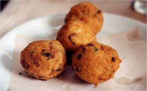 Pateis de bacalhau (bocconcini di baccalà impanati e fritti)