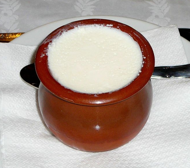 Cuajada (tortino di panna servita con miele o caramello)