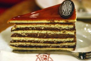 Torta Dobos (cinque strati di pan di Spagna, su ognuno dei quali viene spalmata una crema di cioccolato e burro. L’ultimo strato, quello esterno, viene invece ricoperto da caramello)