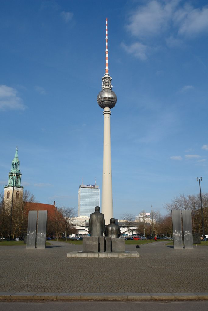 Telespargel, torre televisiva a Alexanderplatz, Berlino, Germania