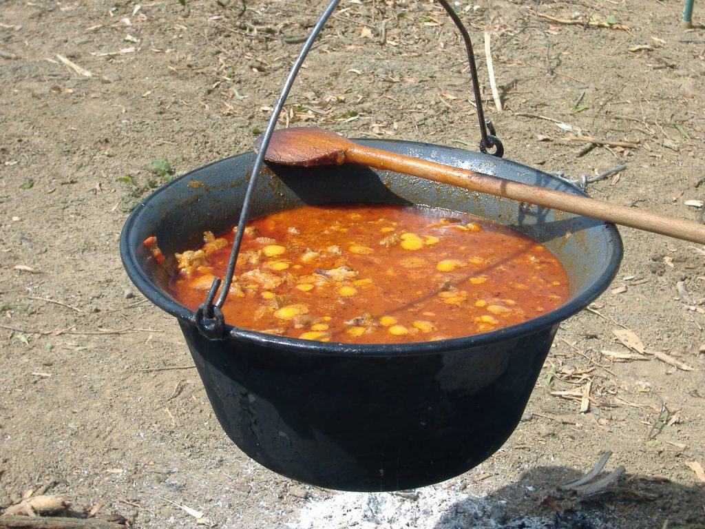 Gulyás (zuppa di carne di manzo, con patate, peperoni e strutto, insaporita con paprika)