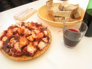 Pulpo a feira (polpo servito in taglieri di legno)