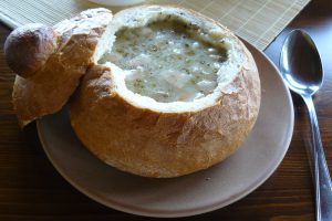 Zuker (zuppa dentro una forma di pane)