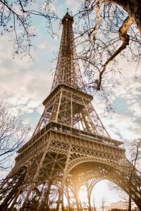 Eiffel Tower vista dal basso, Parigi, Francia