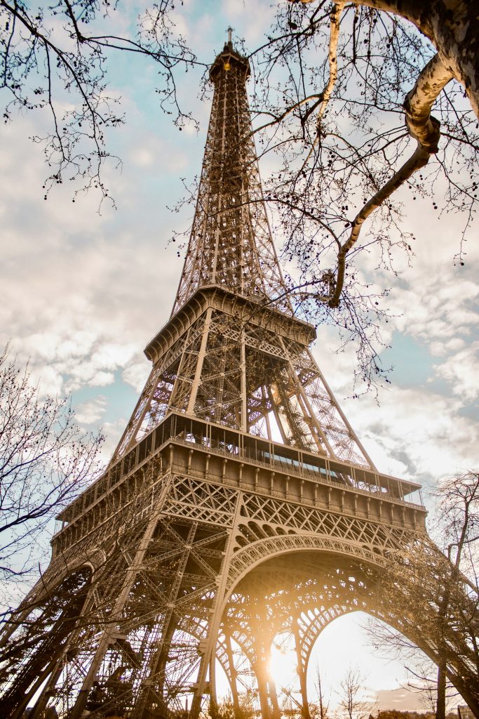 Eiffel Tower vista dal basso, Parigi, Francia