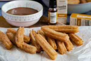 Churros serviti con cioccolato caldo