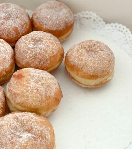 Pfannkuchen (bomboloni ripieni con marmellata di prugne o crema)