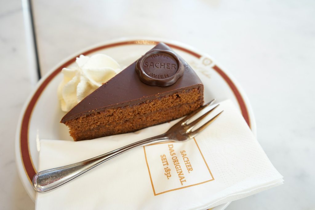 Sachertorte (torta al cioccolato con marmellata di albicocche)
