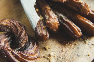 Churros, dolci di pastella fritta perfetti con cioccolato caldo