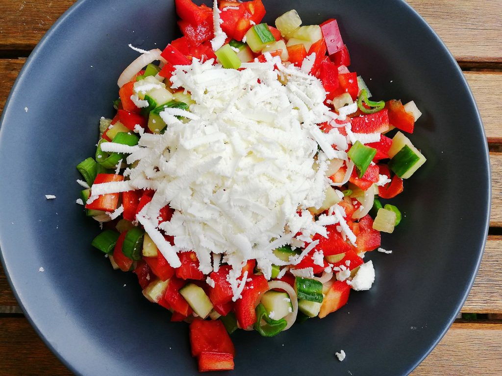 Shopska Salata, insalata di contorno formata da pomodori, cetrioli, peperoni arrostiti e formaggio