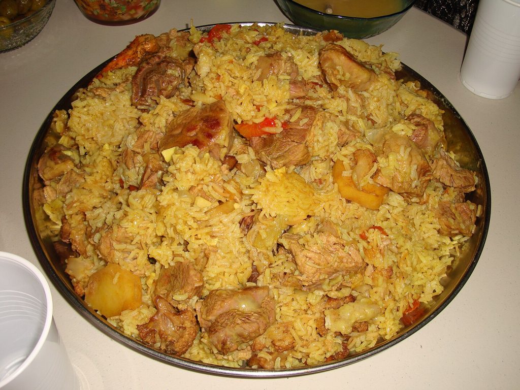 Makloubeh, piatto a base di riso, verdure e tagli di agnello o pollo