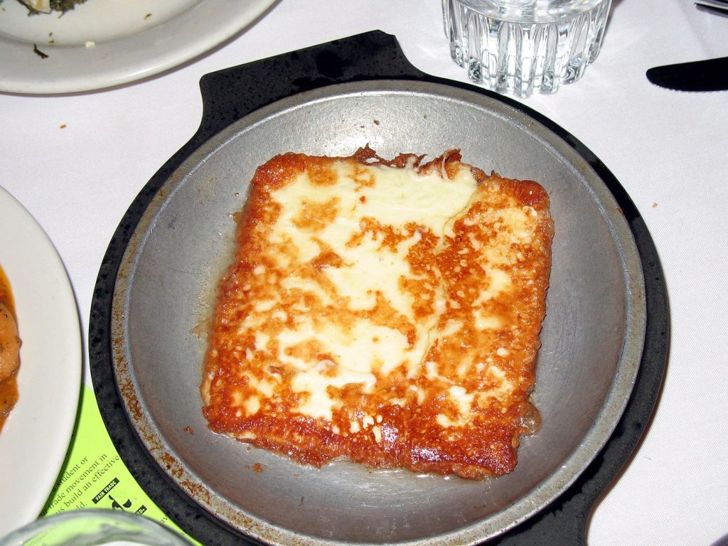 Saganaki, antipasto che consiste in formaggio fritto