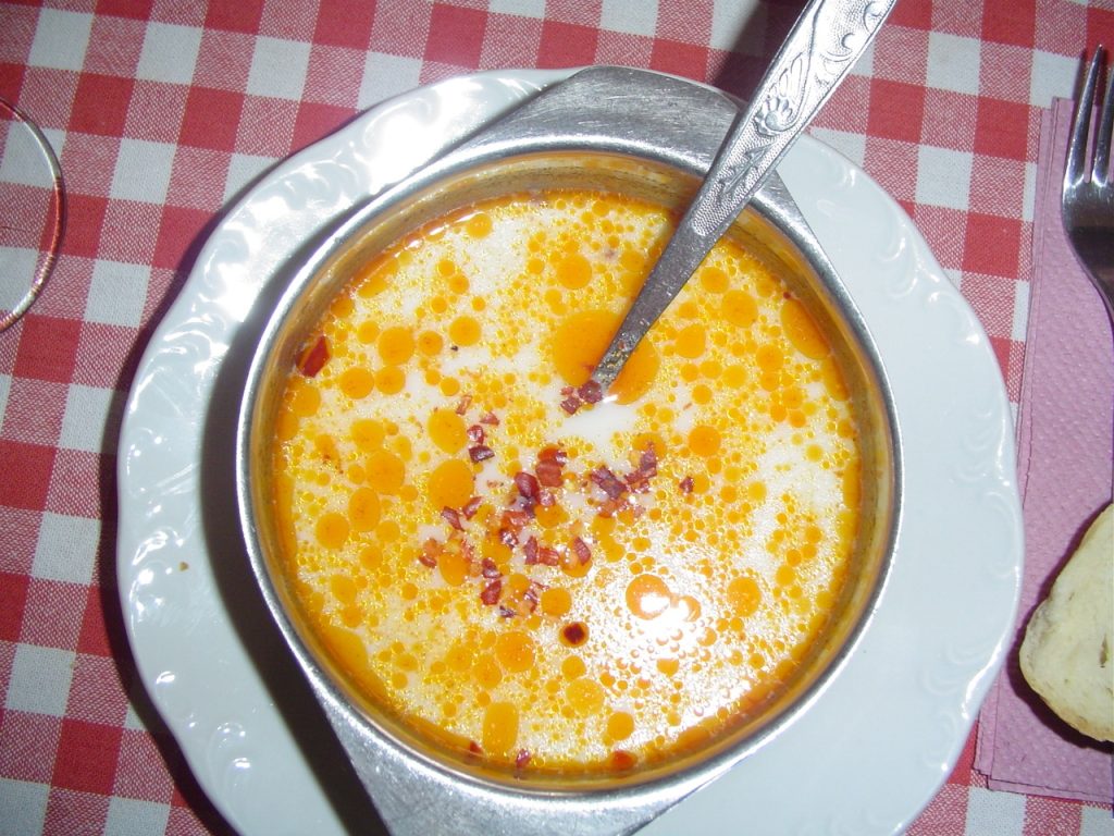 Shkembe chorba, zuppa a base di trippa o in alcune varianti budello di agnello o maiale, che viene condita con purè di aglio, aceto e peperoncino rosso piccante