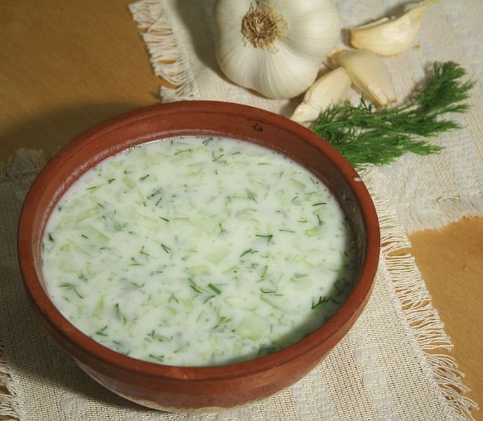 Tarator, zuppa composta da yogurt, cetrioli, finocchio, noci tritate, prezzemolo e olio