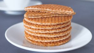 Stroopwafel, due sottili wafer uniti da uno strato di sciroppo di melassa