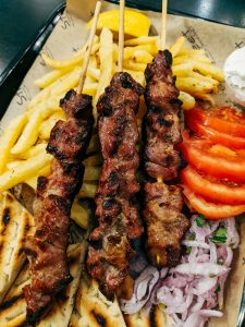 Souvlaki, pezzi di carne (solitamente maiale, pollo o agnello) marinati e grigliati su spiedini