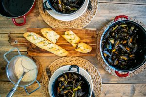 Moules, cozze accompagnate da diverse salse